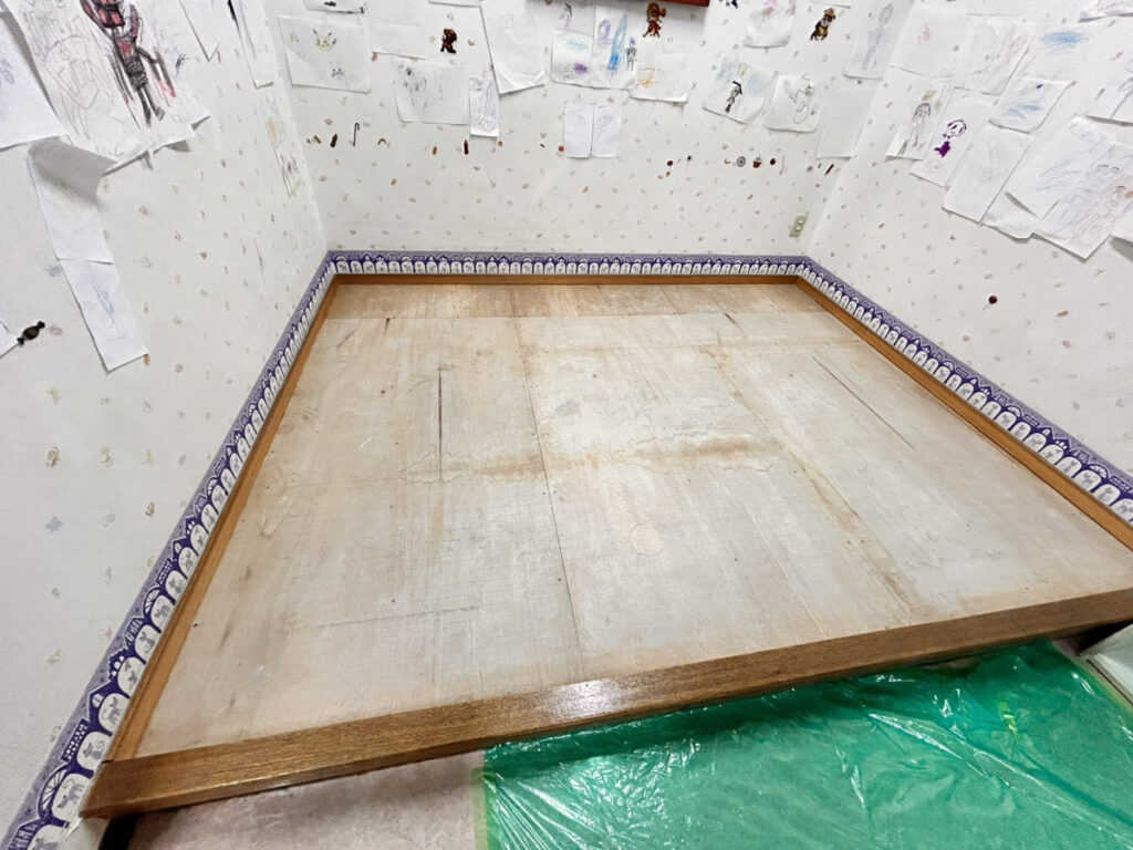 左が床の高さをかさ上げする前の写真で、右が床をかさ上げをした後の写真です。