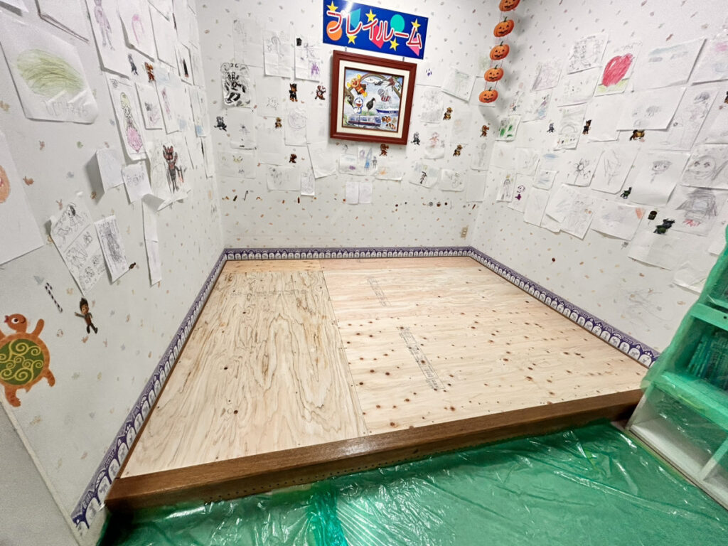 靴を脱いで過ごす場所になるので床にエコクリスタルという特殊用紙で注意書きを作成いたしましたところ、お客様に喜んでいただくことができました。