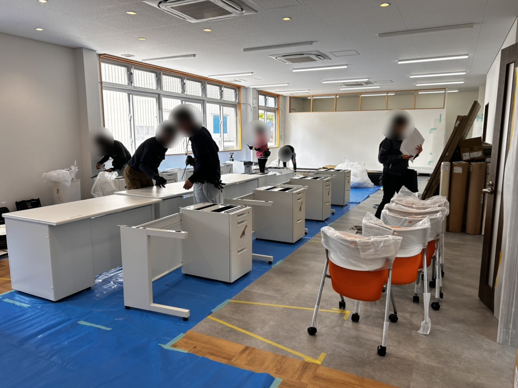 デスク・イスの納品中