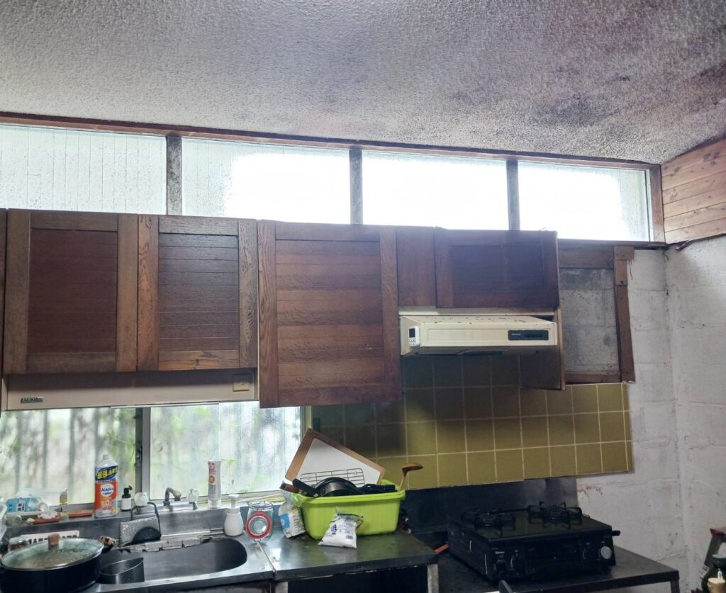 キッチンの天井ボードと壁の張替え、古いエアコンと吊り棚の撤去、天井には防カビ効果の塗料を塗布いたしました。