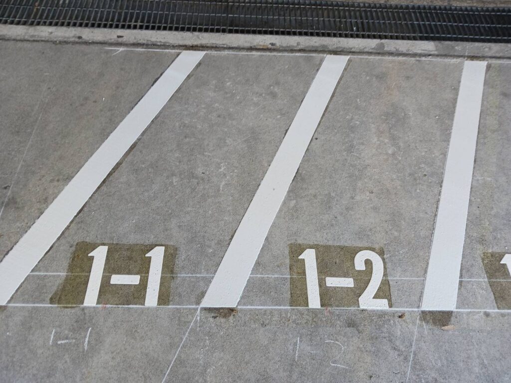 はじめは自転車ラックなども検討していましたが、台数を賄いきれないため白線引きで対応しました。それでも収容数を増やしたため1台当たりのスペースは広くはありません。 