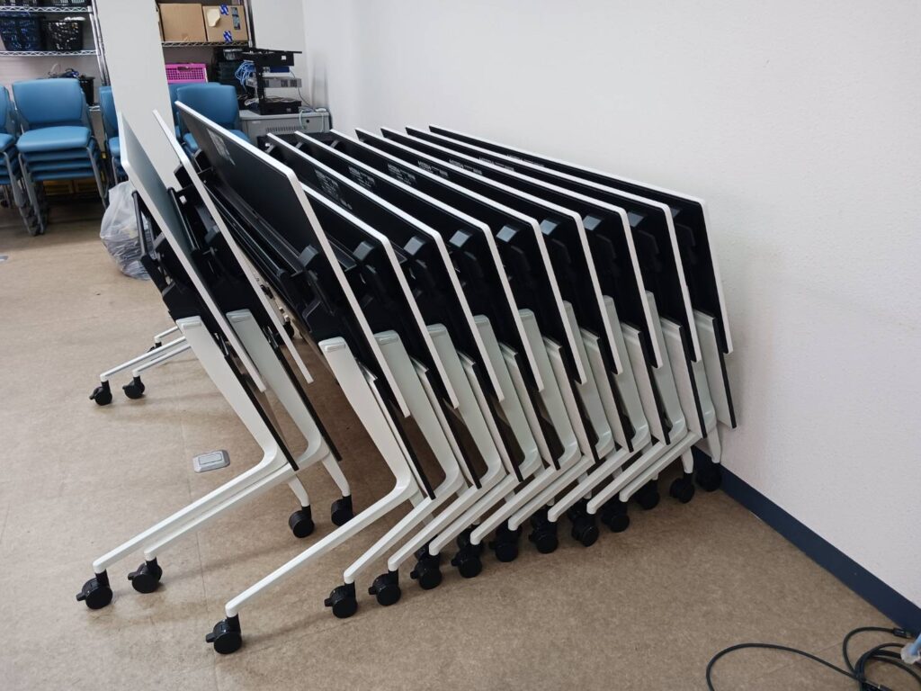 同シリーズで揃えることで、今後他の教室で使用する場合も違和感なく使用できます。