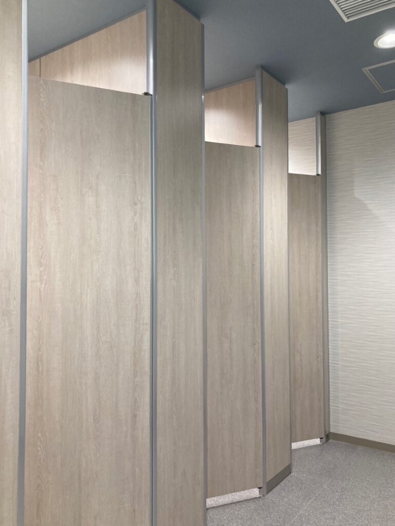 通常は内開きドア仕様ですが、万が一ドア前で使用者が倒れてドアが開かない場合に備え、「非常時外開きロック」への切り替えが可能な仕様を用意。これにより、外側から安全にドアを開けて救出できます。