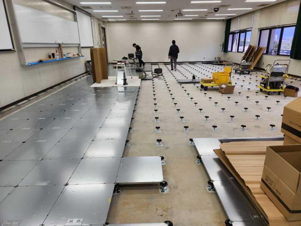 写真① OAパネルを敷き詰めています。