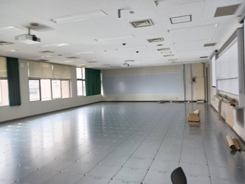 写真② OAパネルの敷き詰めが完了しました。