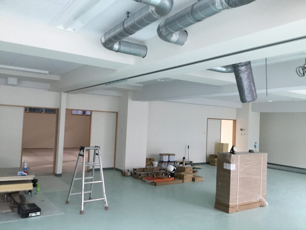 普段は、教室として二部屋に区切って使用し、年に数回、全体集会や講演会等で大人数で使用する際に壁を移動して、部屋を有効活用するために、スライディングウォールを設置しました。