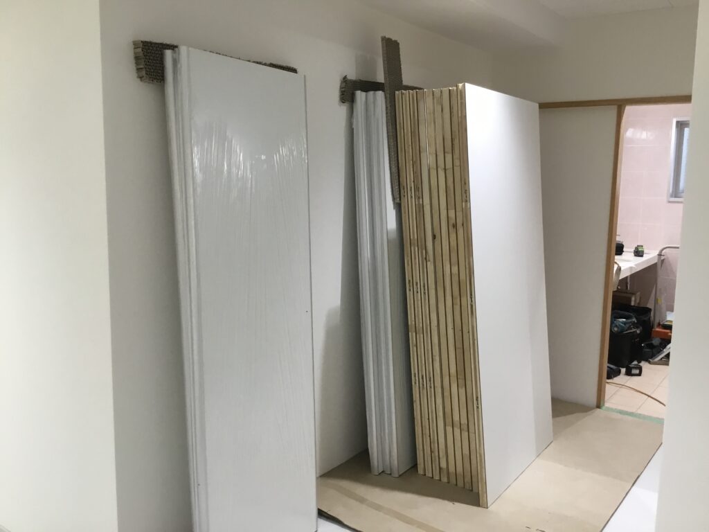 普段は、教室として二部屋に区切って使用し、年に数回、全体集会や講演会等で大人数で使用する際に壁を移動して、部屋を有効活用するために、スライディングウォールを設置しました。