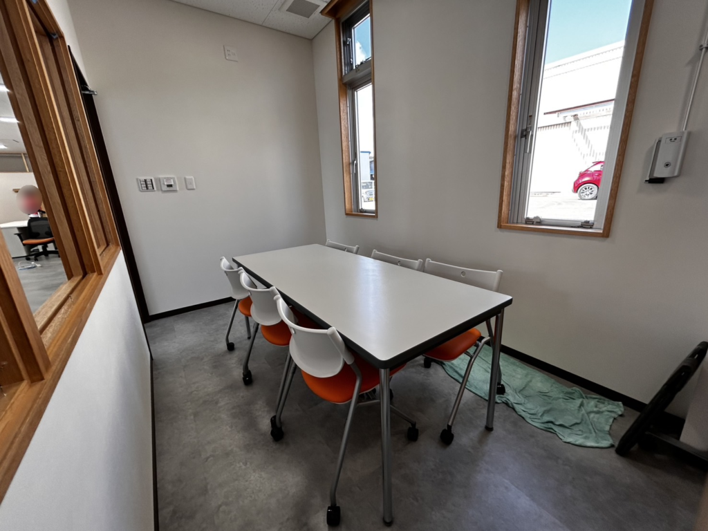 事務所の床が塩ビタイルのため、事務イスのキャスターは滑りが少ないウレタンキャスターを採用しました。