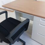 組立て完成したデスク・イス