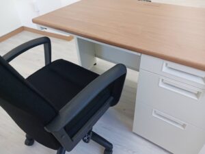 組立て完成したデスク・イス