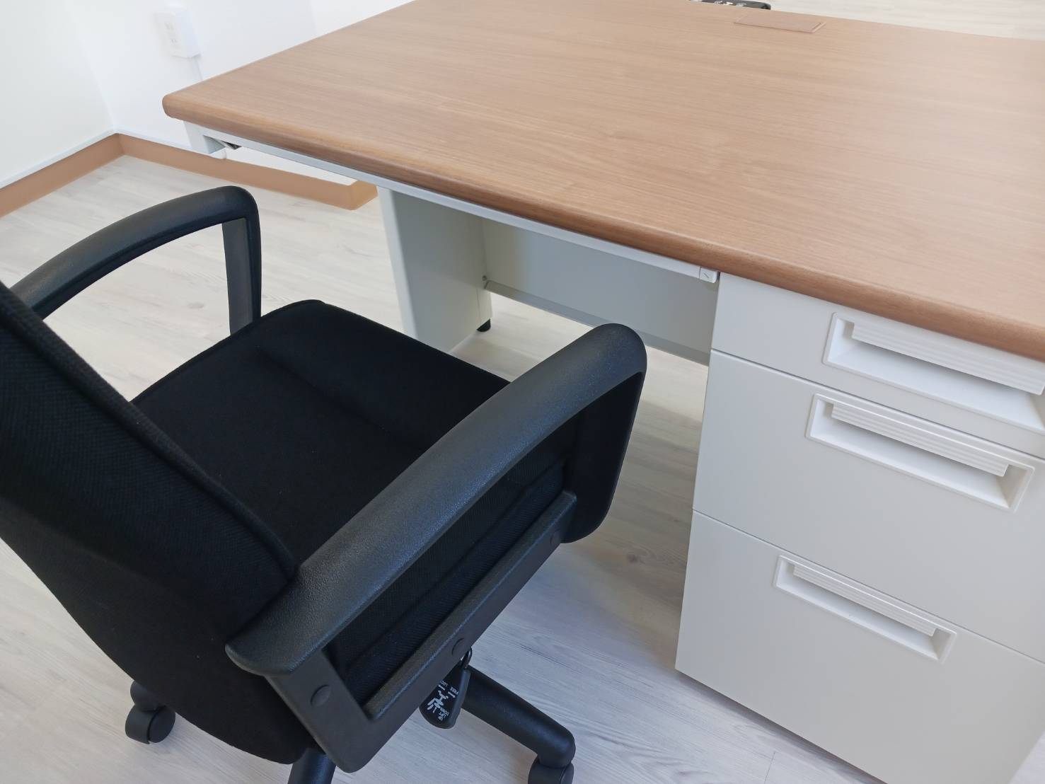 組立て完成したデスク・イス
