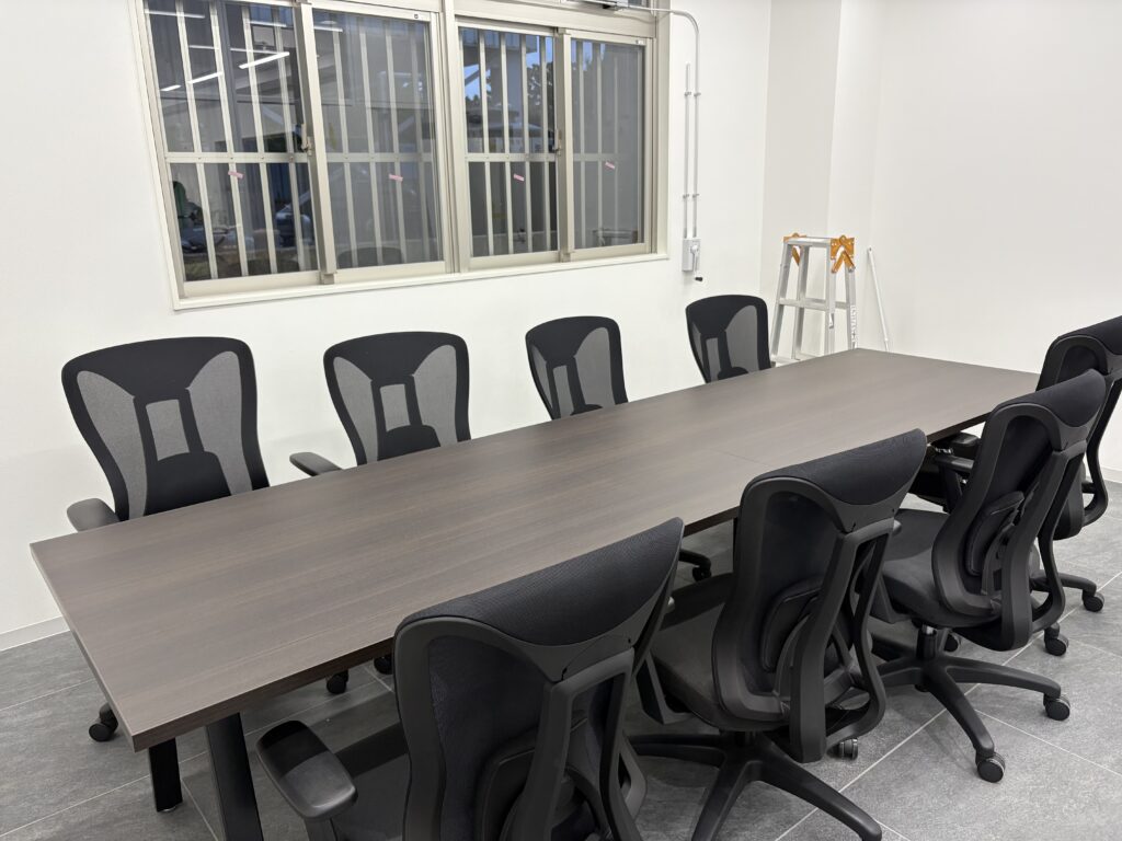 会議テーブル・イス納入後の会議室