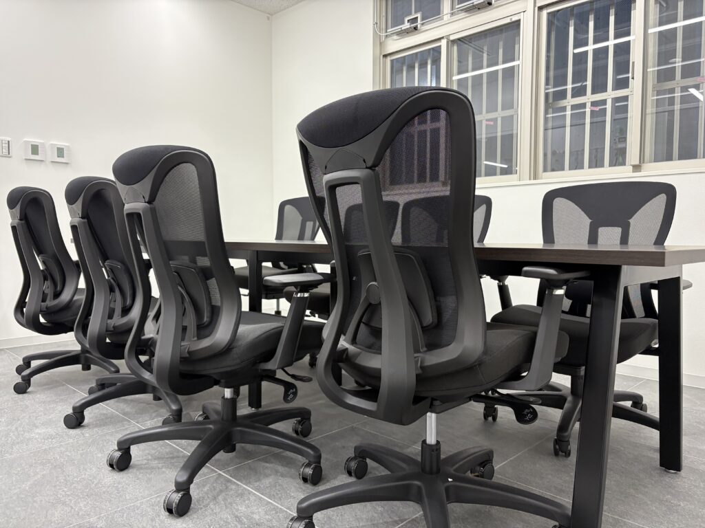 会議テーブル・イス納入後の会議室