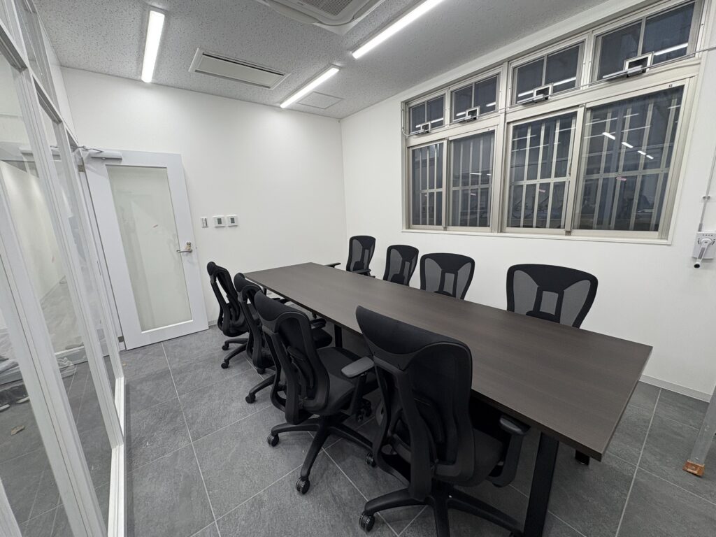 会議テーブル・イス納入後の会議室