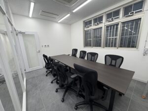 新社屋の会議室テーブル・イス納品後