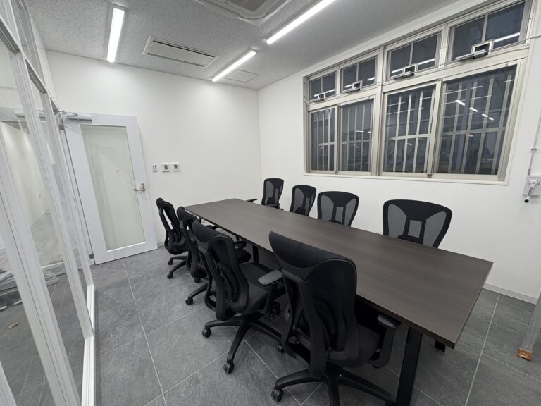 新社屋の会議室テーブル・イス納品後