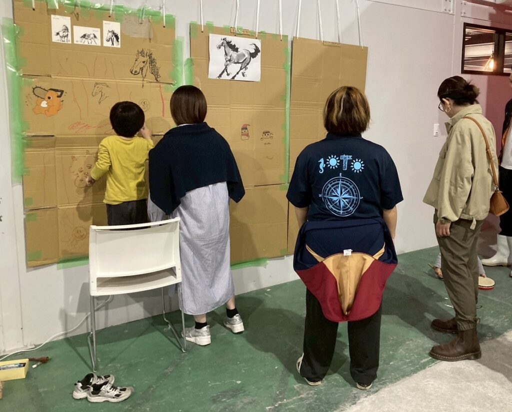 みんなで干支の絵を描いてます