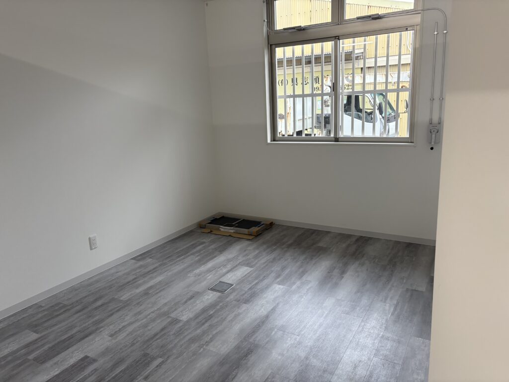 会長室、備品納入前
