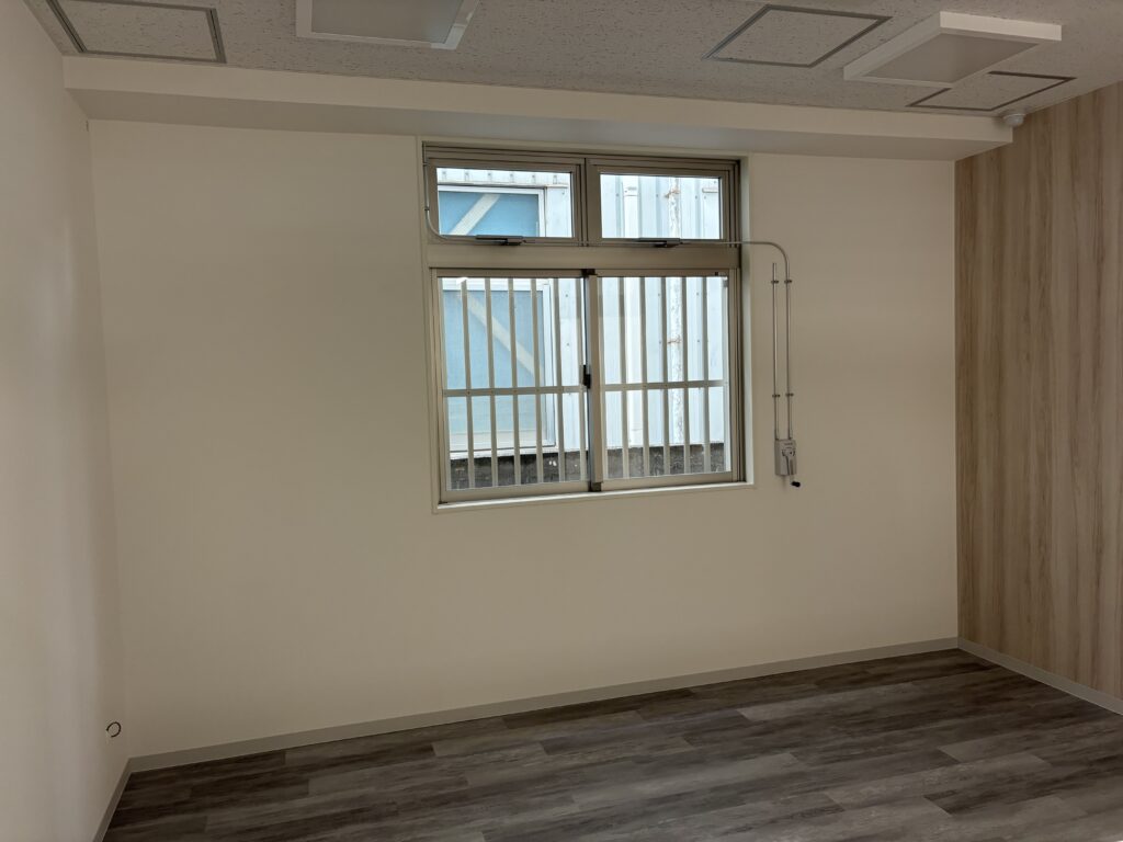 備品納入前の社長室