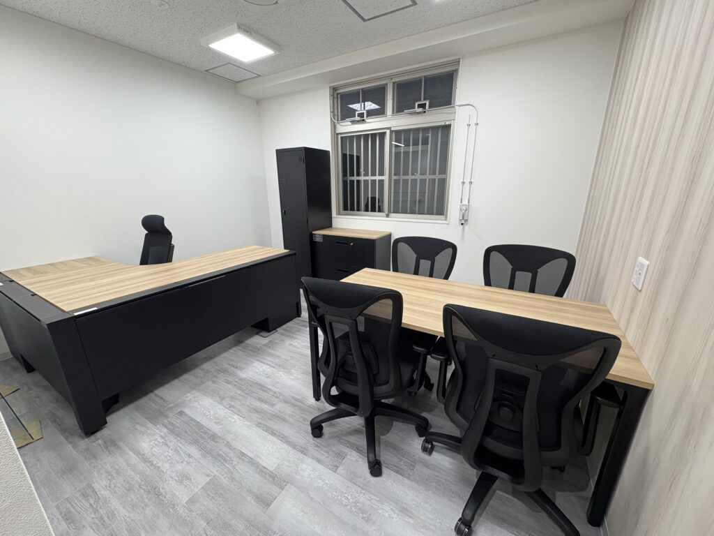 新社屋の社長室へ備品を納入しました。