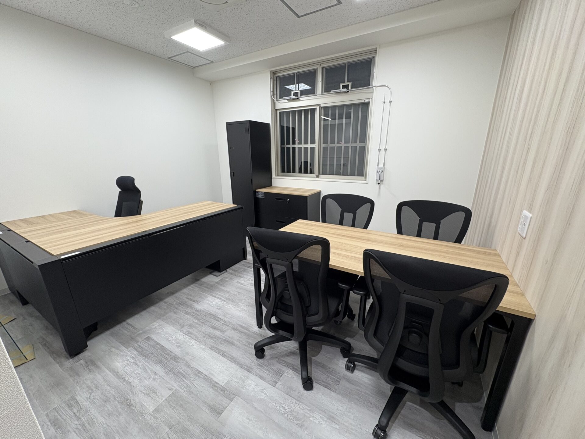 新社屋の社長室へ備品を納入しました。