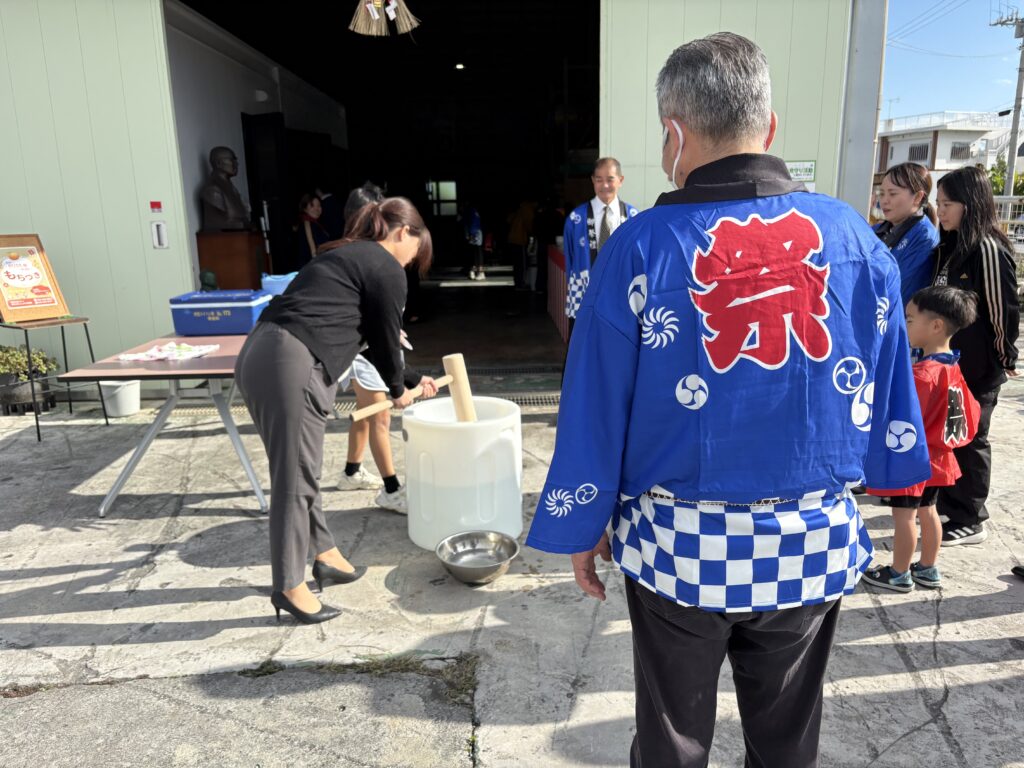 毎年恒例の餅つき大会です。今年はご近所の方々にもご参加いただけました