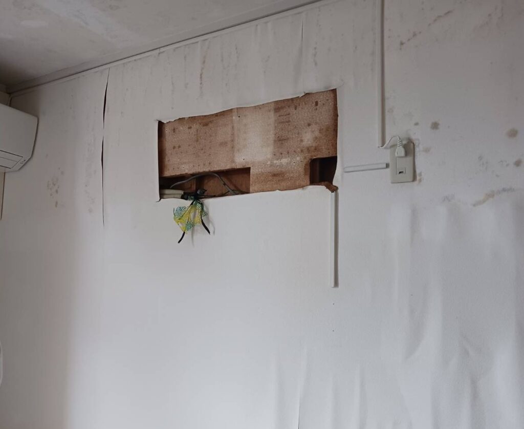 湿気等の影響で壁がボロボロに。