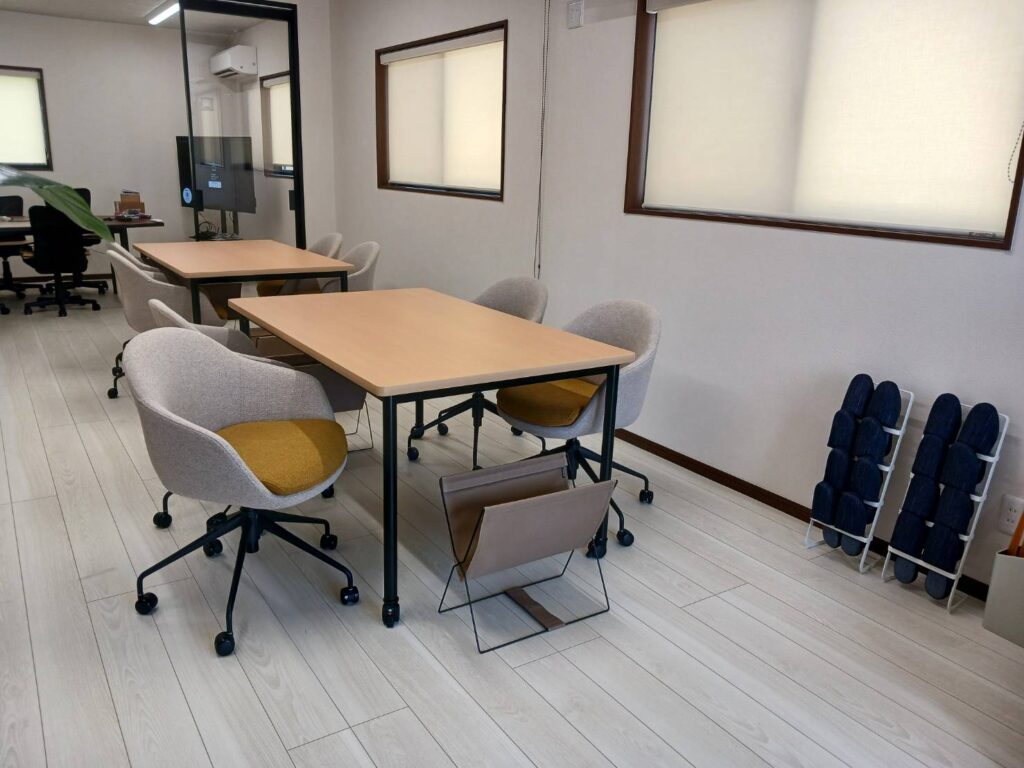 柔らかな色合いの家具