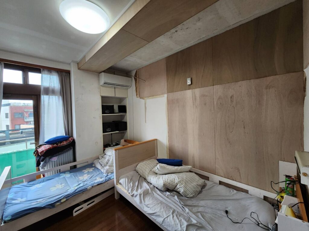 石膏ボードを使用し、壁を改修。