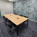 反響音を軽減できるタイルカーペット。