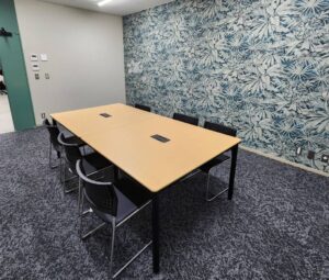 反響音を軽減できるタイルカーペット。