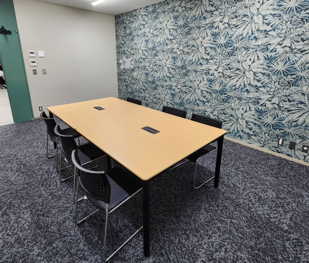 反響音を軽減できるタイルカーペット。