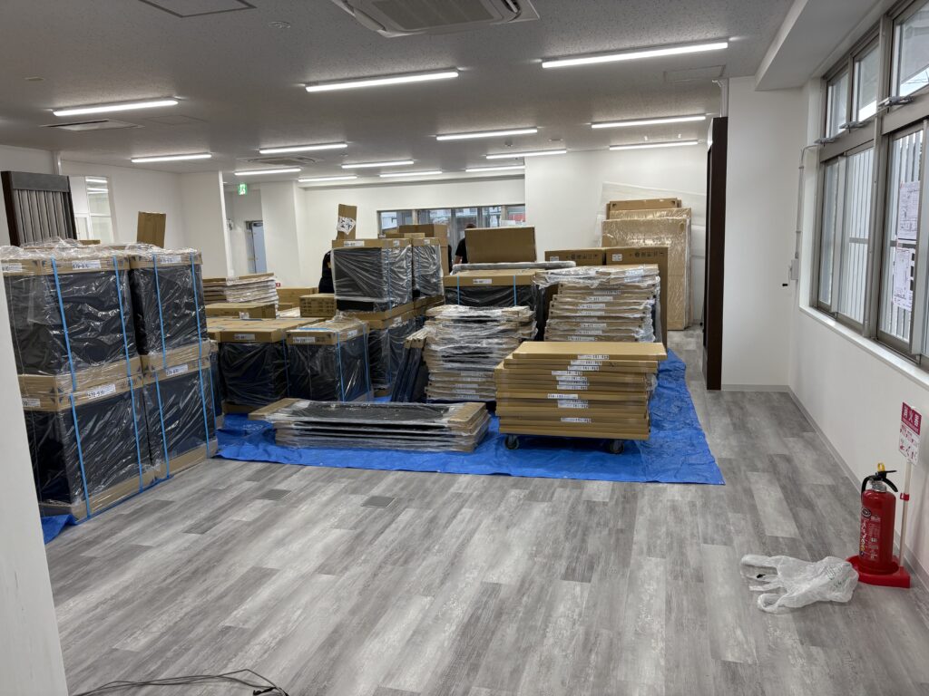 オフィス家具納入前の執務室