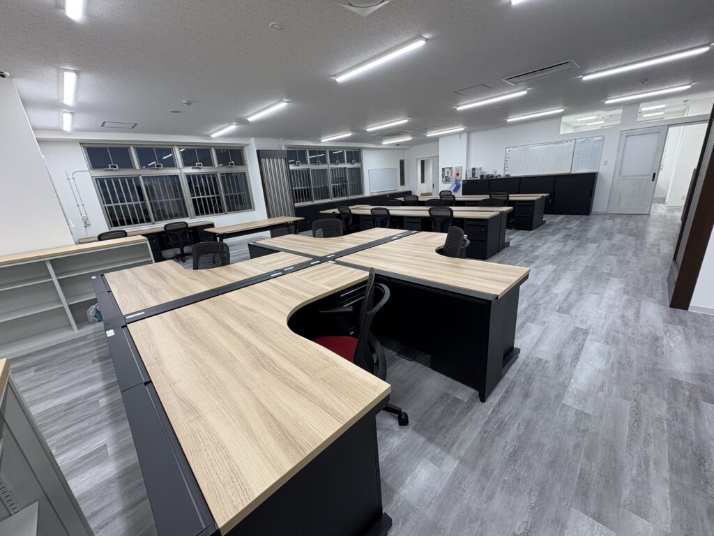 オフィス家具納入後の執務室