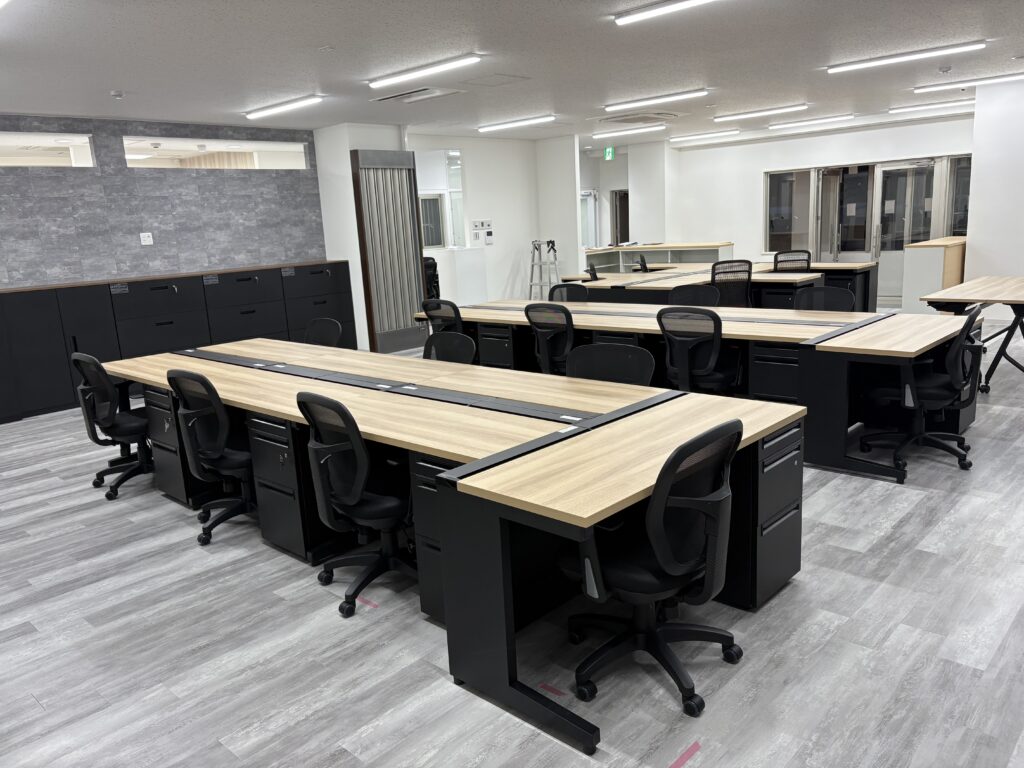 オフィス家具納入後の執務室