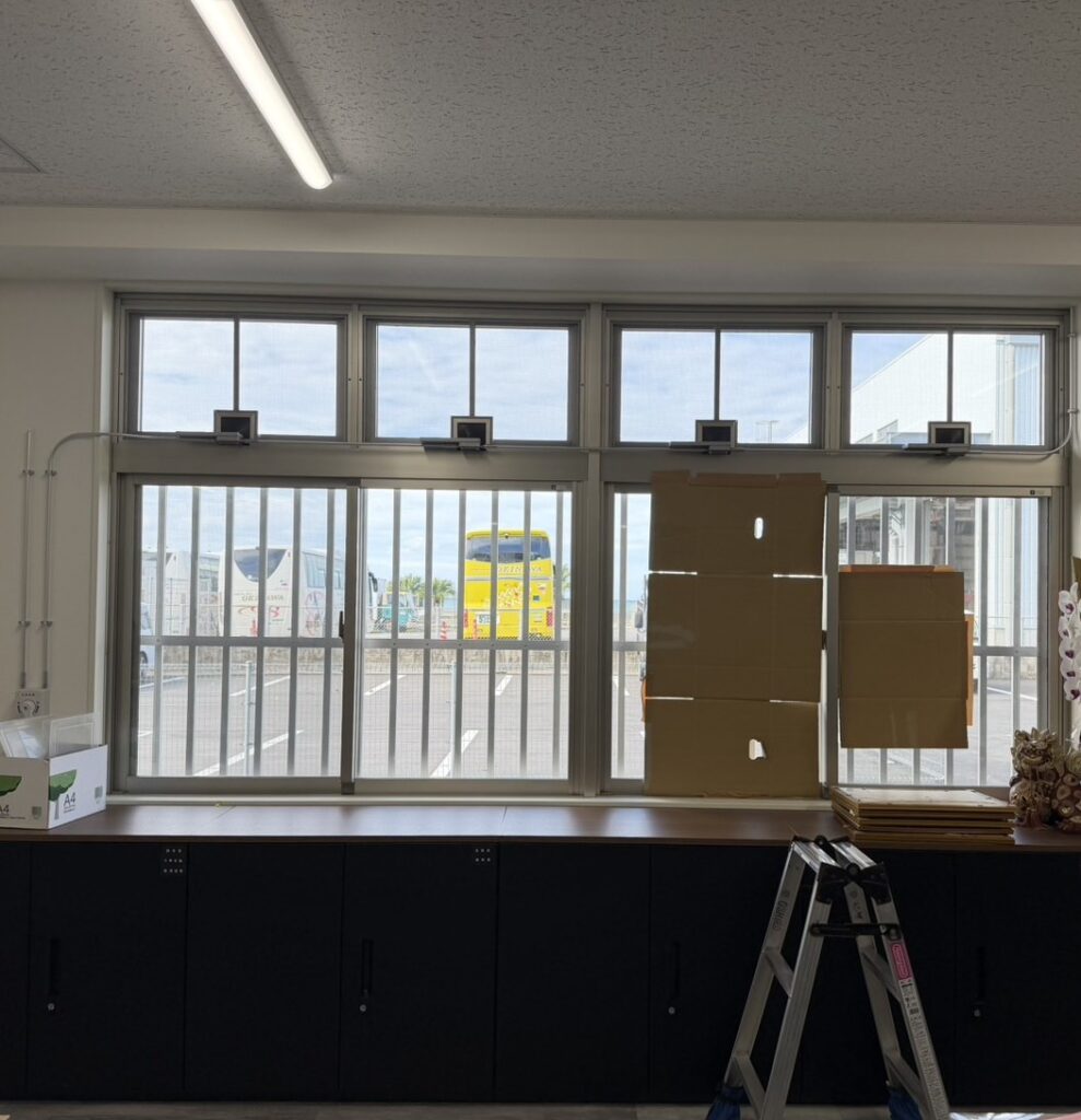 ロールスクリーン設置前。西日がまぶしい。