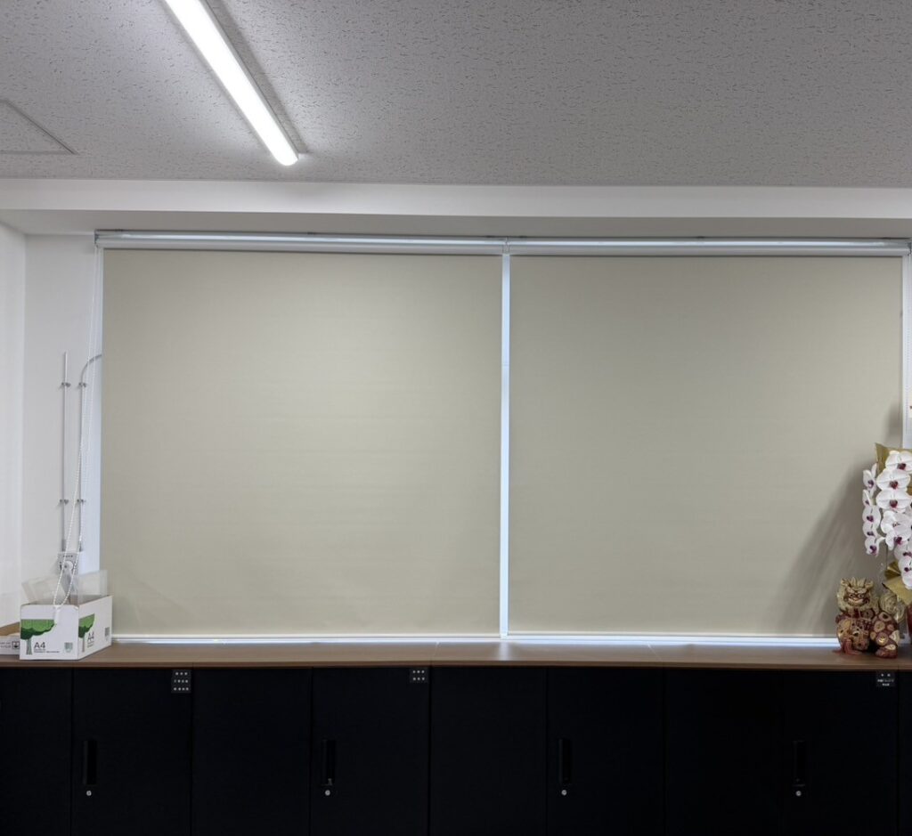 ロールスクリーン設置後。柔らかな光を取り込む。