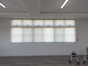 ロールスクリーン設置で業務効率アップ