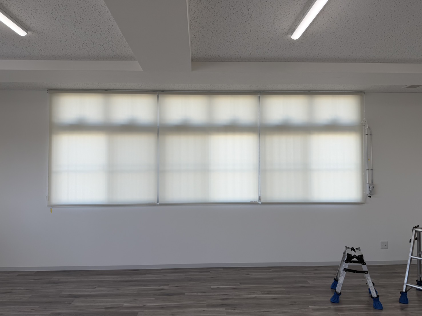 ロールスクリーン設置で業務効率アップ