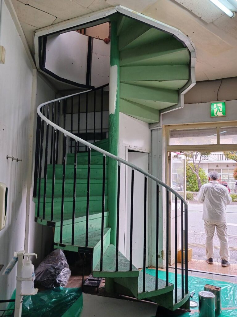 施工前の螺旋階段