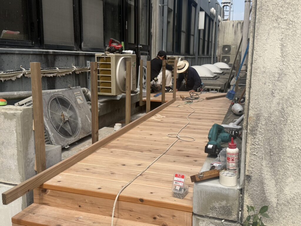 ウッドデッキ施工中