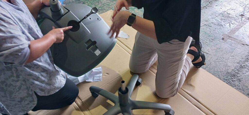 二人掛かりで丁寧に組み立てます。