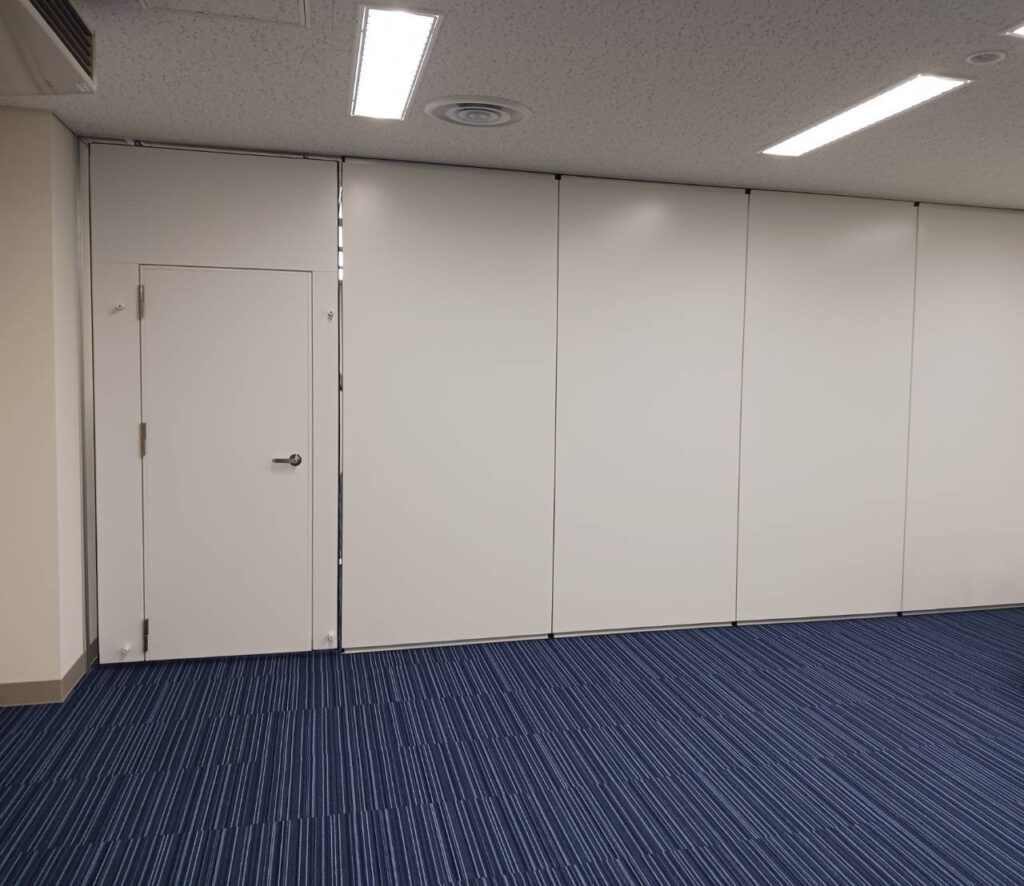 空間が有効活用できるよう、スライディングウォールを設置