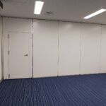 空間が有効活用できるよう、スライディングウォールを設置
