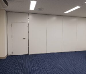 空間が有効活用できるよう、スライディングウォールを設置