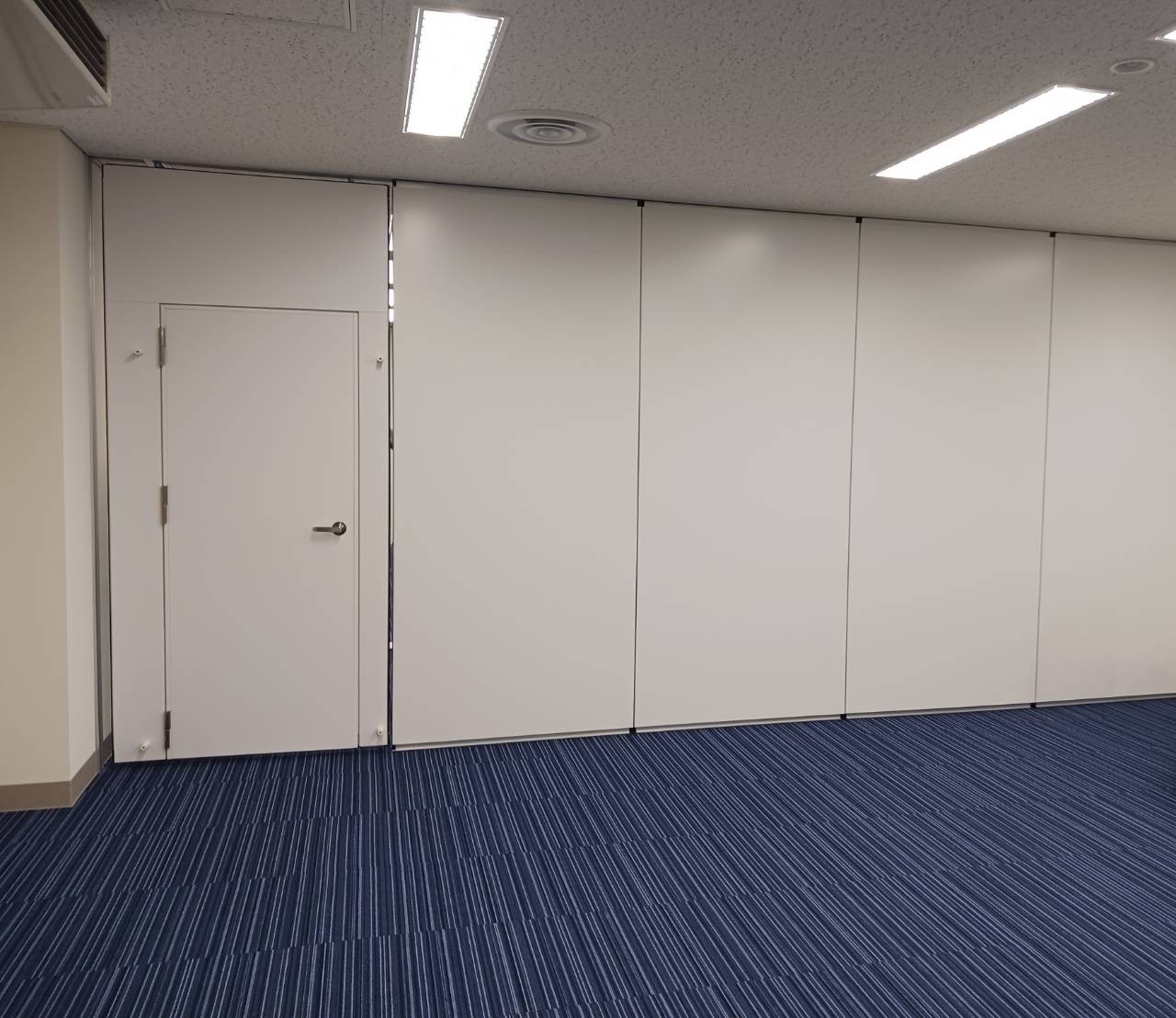 空間が有効活用できるよう、スライディングウォールを設置