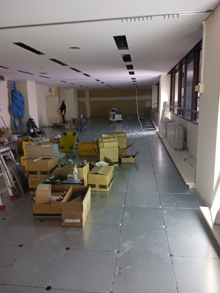 OAフロア施工中①