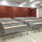 講義室に適した固定式机・イスです。通路幅を確保しやすいレイアウト設計に加え、身体にフィットする座り心地や、安全性・耐久性にも配慮されています。