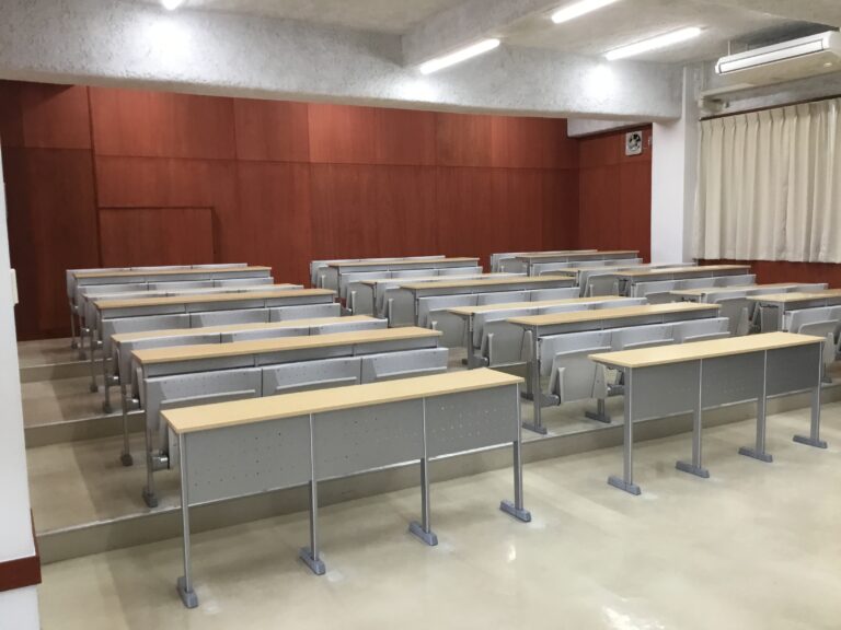 講義室に適した固定式机・イスです。通路幅を確保しやすいレイアウト設計に加え、身体にフィットする座り心地や、安全性・耐久性にも配慮されています。