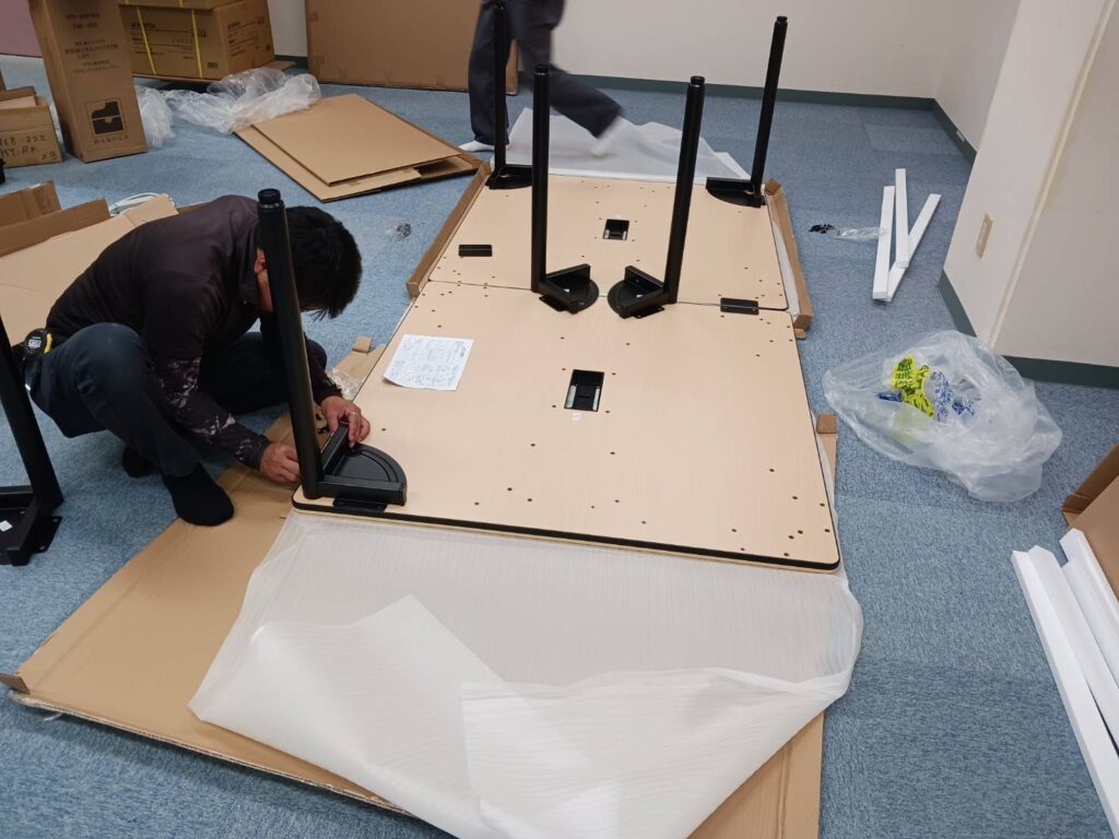 テーブル組立作業
